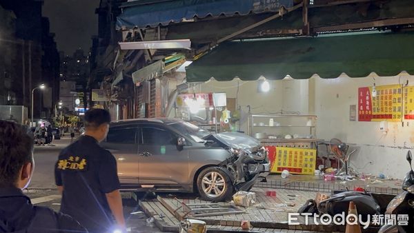 ▲▼             內湖重大車禍，15歲少年偷外祖父的車衝進臭豆腐店，造成3人死亡。（圖／記者黃彥傑攝）