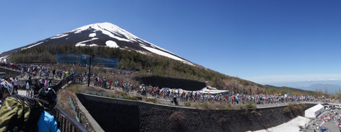 毎回のことですが，５合目まで上っても，ちっとも頂上が近づかない感じの富士山。でかいなぁ・・・。