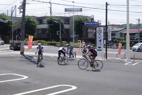 名古木交差点横のセブンイレブン。最近のヤビツは混んでいるんです。