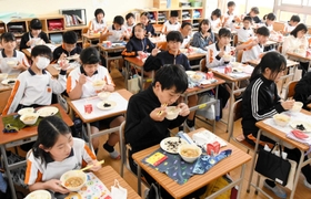 児童数の多いクラスでは、前を向いて食べるスタイルが続く＝神戸市西区、井吹の丘小学校