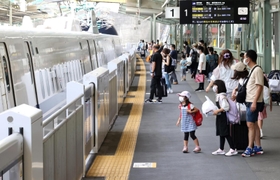 ７月から新幹線の発車メロディーでジャズが流れるＪＲ新神戸駅＝２０２２年８月、神戸市中央区