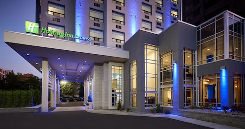 Holiday Inn Express Windsor Waterfront, an IHG Hotel