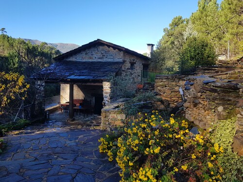 Restaurierte Mühle mit Naturpool und Barbecue in natürlicher Umgebung.