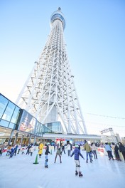 東京スカイツリータウンのスカイアリーナに期間限定で登場する屋外スケートリンク ※画像は過去の様子