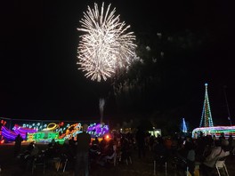 色鮮やかなイルミネーションが広がり、点灯式では花火も打ち上がる