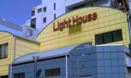 黄色の建物に赤い「Light House」の文字が映える