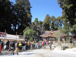 拝殿は独特の技法で建造され、織田造りとも称される