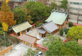 神社の北には警固公園が広がる