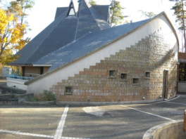 公園の木々に似合うたたずまいのプラネタリウム館