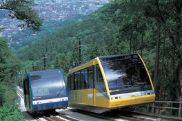 ケーブルカーで山麓駅から山上駅へ