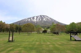 標高1898メートルの羊蹄山は、富士山に似た美しい姿から蝦夷富士(えぞふじ)と呼ばれ親しまれている