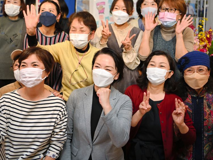 衆院選の東京8区で当選し、女性支援者と記念写真を撮る吉田晴美氏