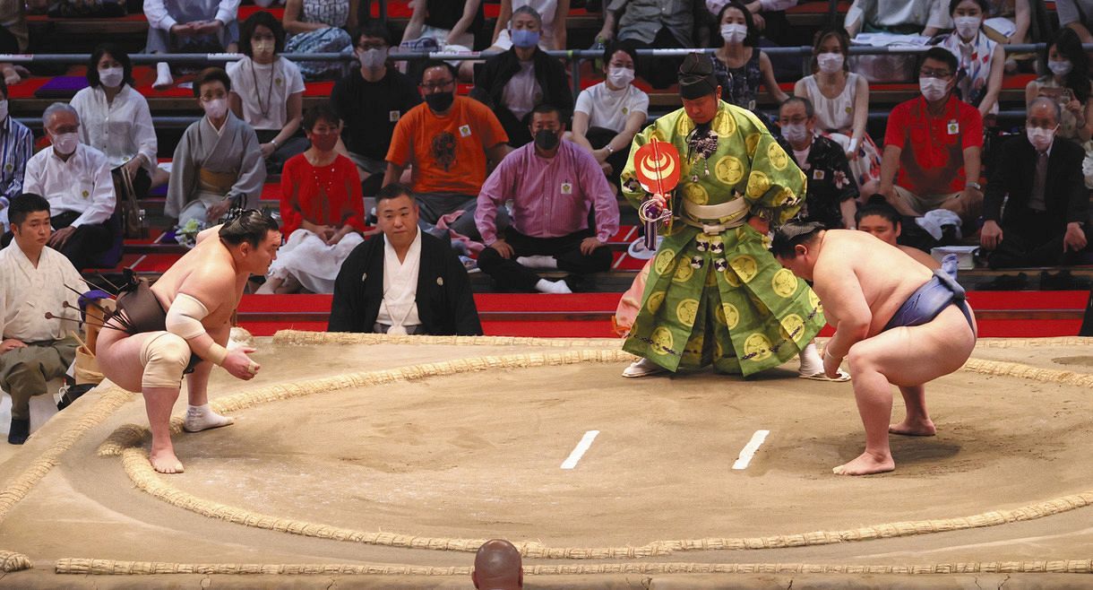 正代（右）から離れて構える白鵬