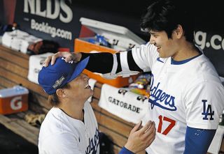 ◆よくやった…大谷翔平、山本由伸の頭を強めに“ナデナデ”【動画＆写真】