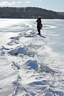 まるで白蛇「氷丘脈」　標茶・塘路湖に出現