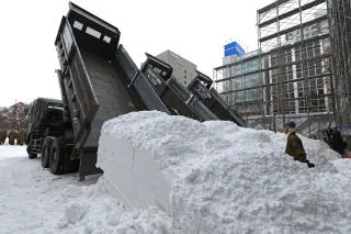 さっぽろ雪まつり　会場に雪搬入開始