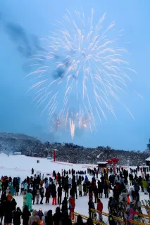 40周年祝いゲレンデに大輪　旭川・カムイスキーリンクスで花火大会