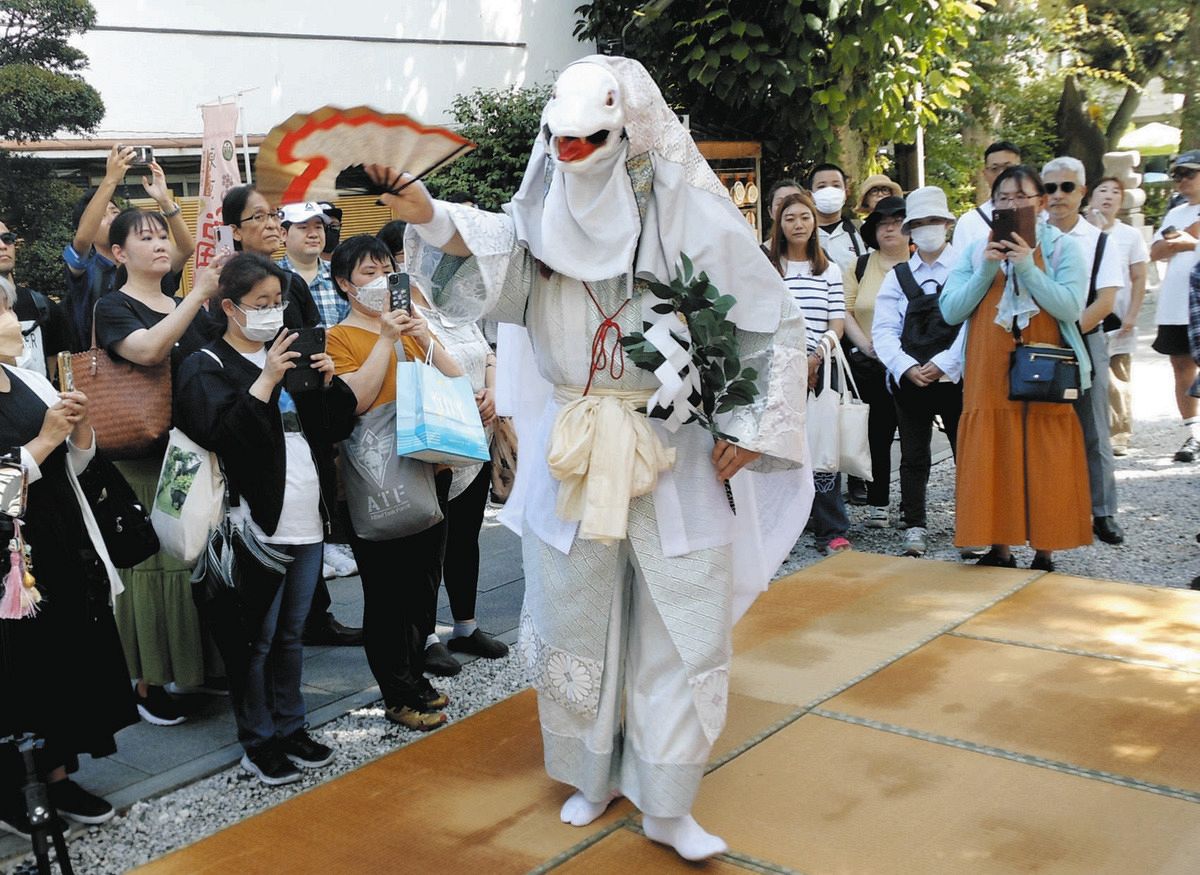 己巳の日に奉納される白蛇の舞＝品川区の蛇窪神社で