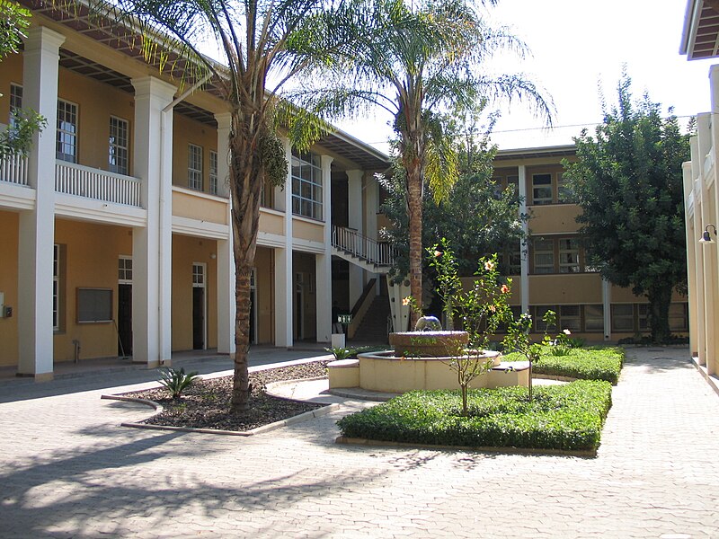 Lêer:Tintenpalast Innenhof Windhoek.jpg