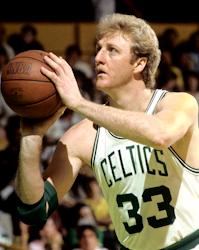 Plan serré de Larry Bird sur son profil droit maillot blanc avec le numéro 33 s'apprêtant à tirer un lancer franc.