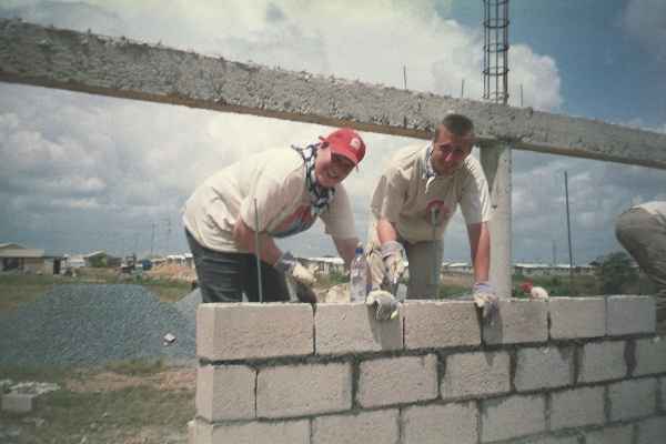 Jcb tijdens een hulpverleningsproject in de Dominicaanse Republiek