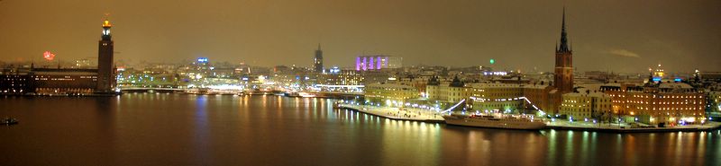 Stockholms innerstads centrala delar, vintervy norrut från Södermalm. I bilden märks från vänster Stadshuset (Kungsholmen), Klara kyrka, Sheraton (Tegelbacken), Hötorgsskraporna (City) och Riddarholmskyrkan (Riddarholmen).