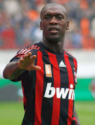 Photo de Clarence Seedorf de face, en plein match donnant des consignes et portant le maillot du Milan AC