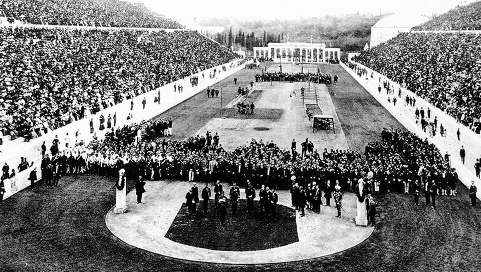 Cerimônia de abertura dos Jogos Olímpicos de Verão de 1896 no Estádio Panathinaiko, em Atenas, Grécia.