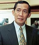 Raden Hartono (1998) (umur 83)