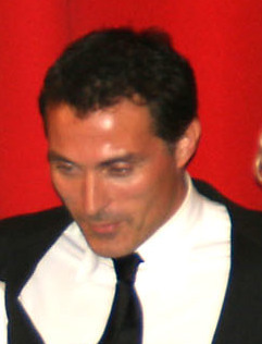 Rufus Sewell, Taivaan pilarien ensi-illassa 2010