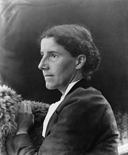 Charlotte Perkins Gilman em 1900; destacada socióloga, romancista e contista norte-americana, mais conhecida por seu conto semiautobiográfico O Papel de Parede Amarelo. (definição 2 920 × 3 544)