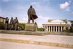 Il Teatro dell'opera e del balletto e, davanti, il monumento a Lenin