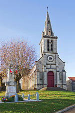 Église et monument aux morts.