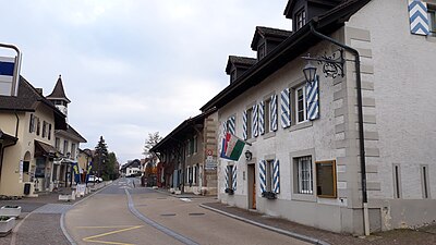 La Grand'rue, avec la maison de commune sur la droite.