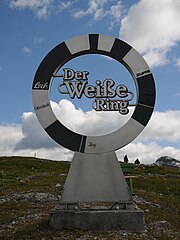 Das Schild "Der Weiße Ring" befindet sich bei der Bergstation der Rüfikopfbahn.