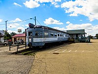 ナショナル・ニューヨーク・セントラル鉄道博物館 左: 博物館入口 / 右: 敷地内に展示されている蒸気機関車