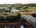 Muttart Conservatory visto da margem norte do Rio Saskatchewan do Norte