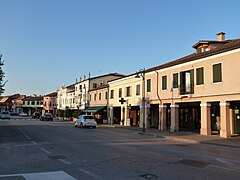 Zona centrale con i caratteristici palazzi porticati