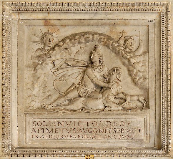 Römisches Marmorrelief mit der Tauroktonie durch Mithras und der Inschrift: "Soli invicto deo / Atimetus Aug(ustorum) n(ostrorum) ser(vus) act(uarius) praediorum Romanianorum" (zu Deutsch: "Atimetus, Diener des einzigen unbesiegten Gottes unseres Augustus, Verwalter der römischen Landgüter") in den Musei di Antichità Classiche (Museum Pio-Clementino, Laocoön Halle, inv. 870) der Vatikanischen Museen.