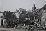 Zerstörte Gebäude in der Ortsmitte, im Hintergrund die Kirche St. Peter und Paul