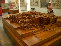 Maqueta de la estructura del palaciu de Cnosos. Foi una estelante ciudá palatina allugada en Creta, de carauterístiques nunca antes vistes (rede de tuberíes, posición complexa nes graes del interior, dimensiones bien cimeres a otros palacios contemporáneos, etc.), polo que se cree que de la civilización minoica, los exipcios ―non los griegos―, inspirar nel mitu de l'Atlántida. Les teoríes arqueolóxiques sobre'l catastróficu final de la cultura minoica, acomuñáu a la llamada «erupción minoica» del volcán que produció la caldera actual de la islla Santorini (sieglu XVII e.C.), tamién dexen la so asociación con esi mitu.