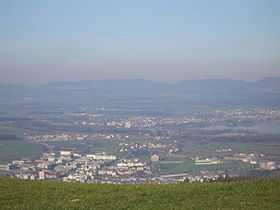 Blick über Ennetsee (vorne Rotkreuz, dann die zu Hünenberg gehörende Gewerbezone "Bösch", im Hintergrund am Seeufer: Cham)