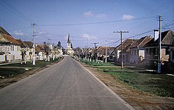 Újegyház főutcája az erődtemplommal