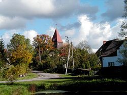 Dorfansicht mit Dorfkirche (2003), bis 1945 Gotteshaus der evangelischen Gemeinde Birkow