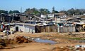 Bolsão de favela na entrada da cidade