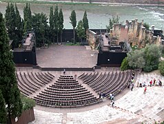 Théâtre romain de Vérone, donnant sur la retenue d'eau de l'Adige, entre les deux ponts romains.