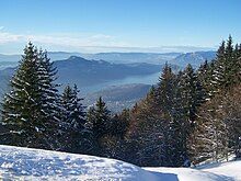 Vue du sommet de la montagne en hiver