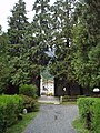 Il cimitero in fondo al sentiero che porta in riva al lago di Endine