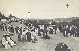 Photographie en noir et blanc de personnes se promenant.