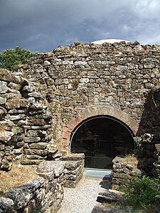 La tombe circulaire supérieure et les vestiges des tombes latérales (l'ouverture -vitrée- est récente et permet au visiteurs d'apercevoir la voûte).